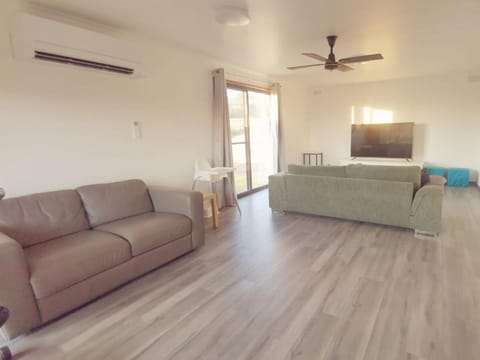 TV and multimedia, Living room, Seating area, air conditioner