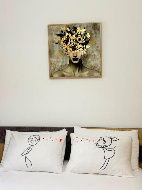 Bed, Photo of the whole room, Decorative detail, Bedroom