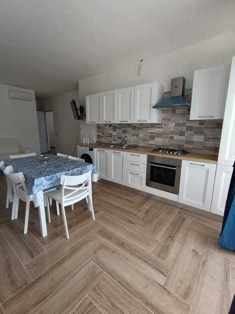Kitchen or kitchenette, Dining area, oven, stove
