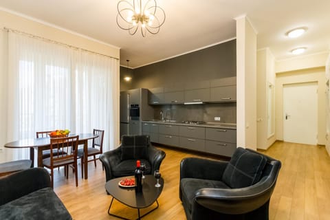 TV and multimedia, Kitchen or kitchenette, Living room, Seating area, Dining area