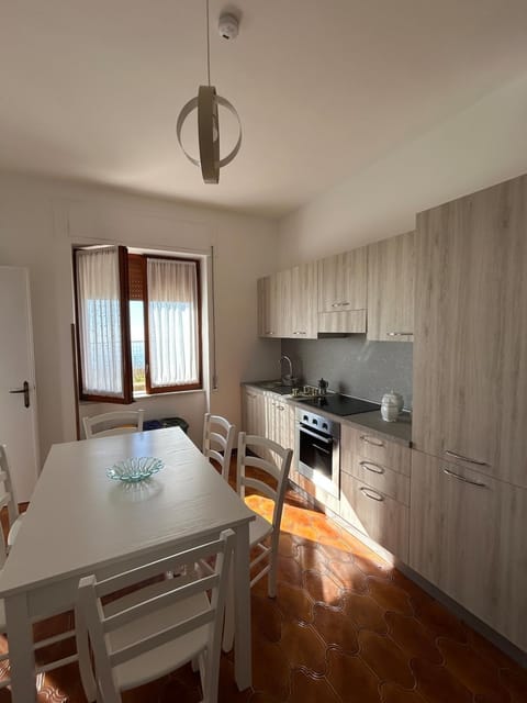 Kitchen or kitchenette, Dining area, stove
