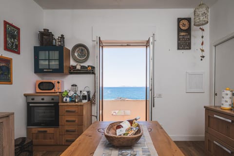 Kitchen or kitchenette, Dining area, Sea view