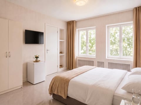 Shower, Toilet, Restaurant/places to eat, Restaurant/places to eat, Bed, Bathroom, TV and multimedia, Bedroom, cot, Parking, hair dryier, heating, internet, minibar, wardrobe