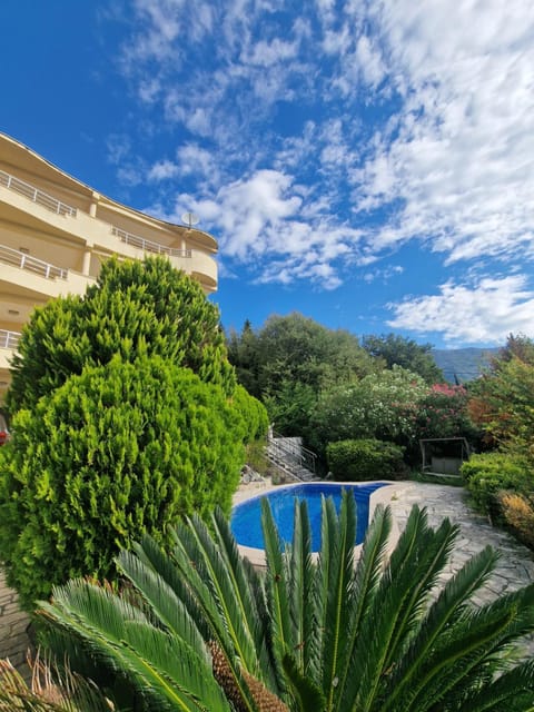 Property building, Spring, Day, Natural landscape, Garden, Garden, Garden view, Pool view, Swimming pool