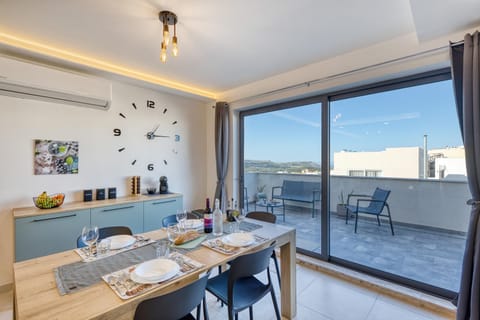 View (from property/room), Balcony/Terrace, Dining area