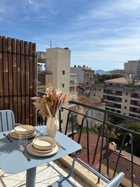 View (from property/room), Balcony/Terrace, Dining area, City view