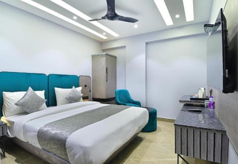 Bed, TV and multimedia, Photo of the whole room, Bedroom, fireplace
