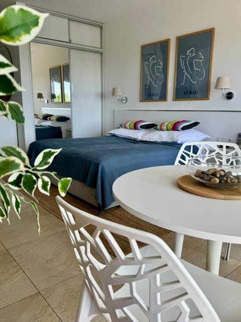 Bed, Living room, Photo of the whole room, Seating area, Dining area, Bedroom