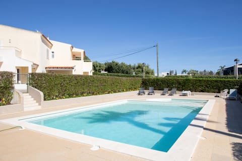 Swimming pool, sunbed