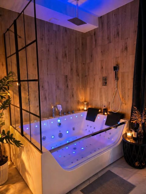 Hot Tub, Bath