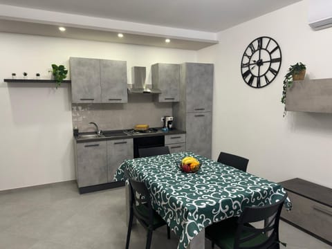 Kitchen or kitchenette, Dining area, oven, stove