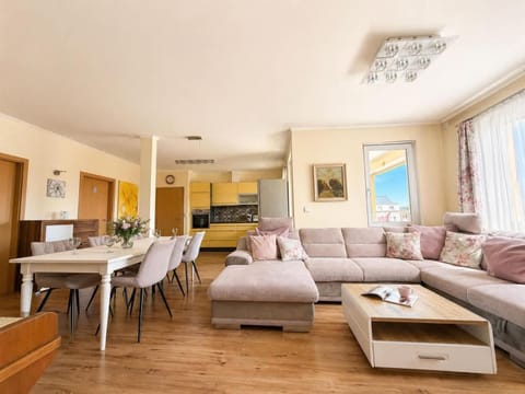 TV and multimedia, Kitchen or kitchenette, Living room, Seating area, Dining area, pet friendly