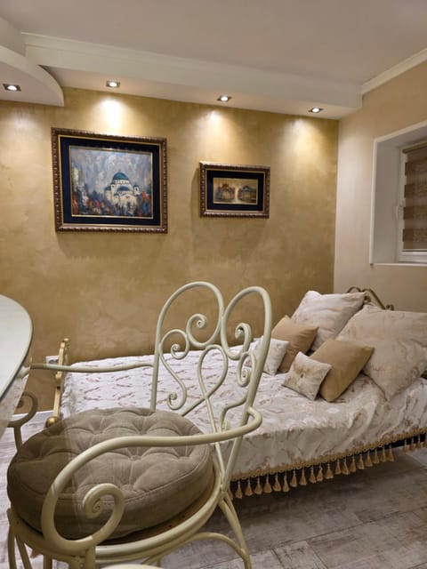 Bed, Seating area