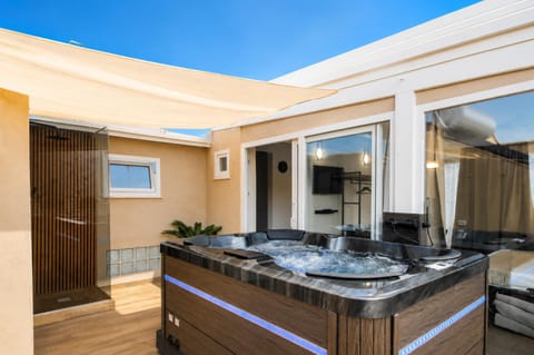 Facade/entrance, Hot Tub, Swimming pool, hair dryier