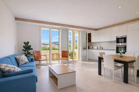 Kitchen or kitchenette, Living room, Seating area, Dining area