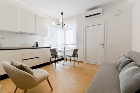 Kitchen or kitchenette, Living room, Seating area, Dining area, air conditioner