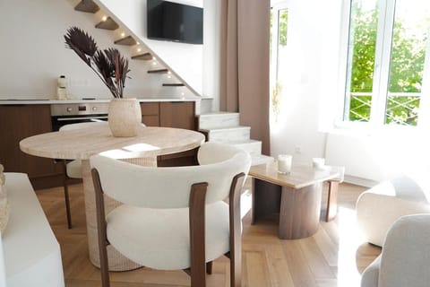 TV and multimedia, Living room, Seating area, Dining area