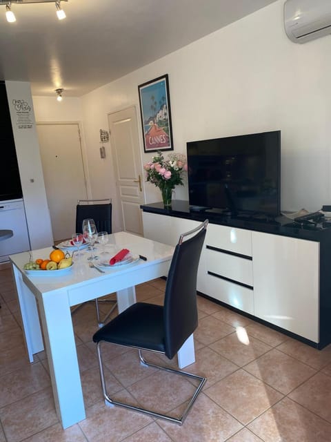 TV and multimedia, Living room, Dining area