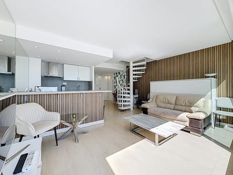TV and multimedia, Kitchen or kitchenette, Living room, Seating area, Dining area