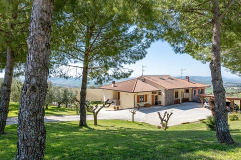 Property building, Facade/entrance, Spring, Day, Natural landscape, Activities, Summer, Garden, View (from property/room), Garden view, Mountain view, Mountain view, Seasons, Family, Inner courtyard view, Parking, internet, acessibility