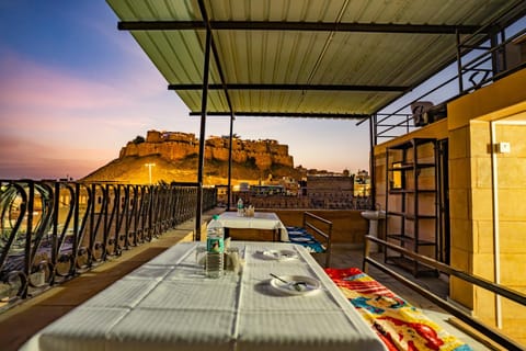 Restaurant/places to eat, Balcony/Terrace, Landmark view