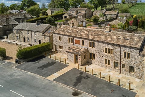 Property building, Restaurant/places to eat, Restaurant/places to eat, Bird's eye view