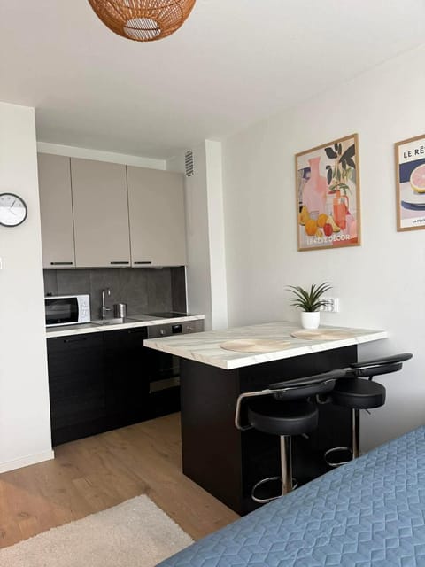 Kitchen or kitchenette, Dining area, stove