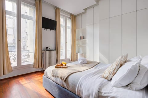 Bed, TV and multimedia, Photo of the whole room, Bedroom, towels