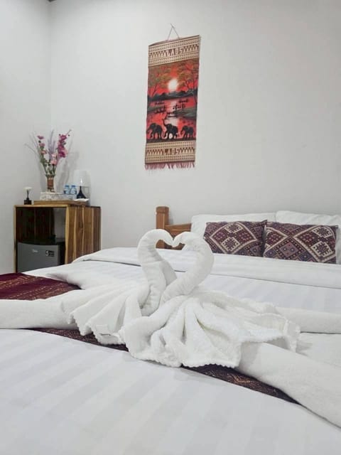 Bed, Photo of the whole room, Bedroom, towels