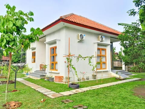 Property building, Day, Natural landscape, Garden, Garden view