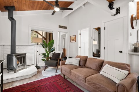 TV and multimedia, Living room, Seating area, fireplace