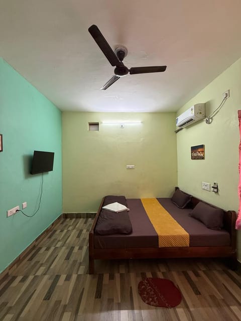 Bed, Photo of the whole room, air conditioner