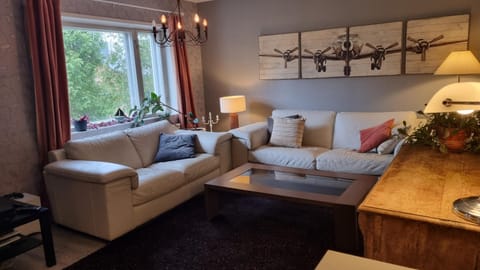 Communal lounge/ TV room, Living room, Seating area