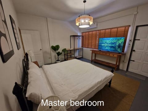 Bed, TV and multimedia, Balcony/Terrace, Photo of the whole room, Bedroom