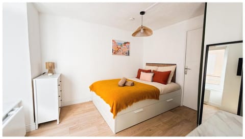 Bed, Photo of the whole room, Bedroom, wardrobe