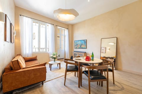 TV and multimedia, Living room, Seating area, Dining area, air conditioner, air conditioner