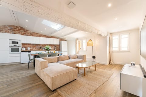 Kitchen or kitchenette, Living room, Seating area, Dining area, stove