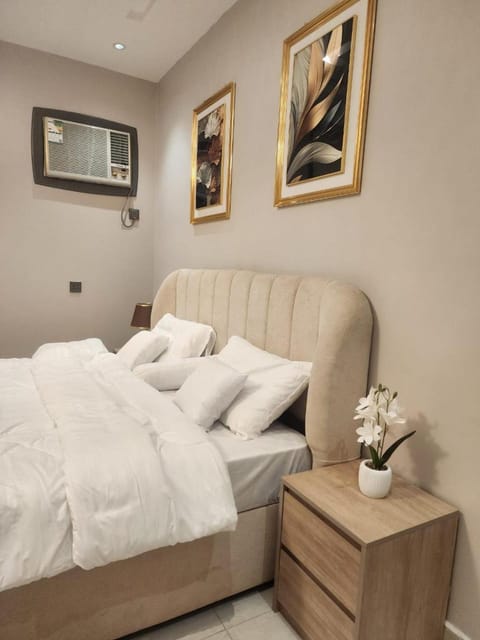 Bed, Living room, Photo of the whole room, Seating area, Bedroom, air conditioner