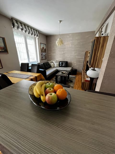 Kitchen or kitchenette, Living room, Food and drinks, Dining area