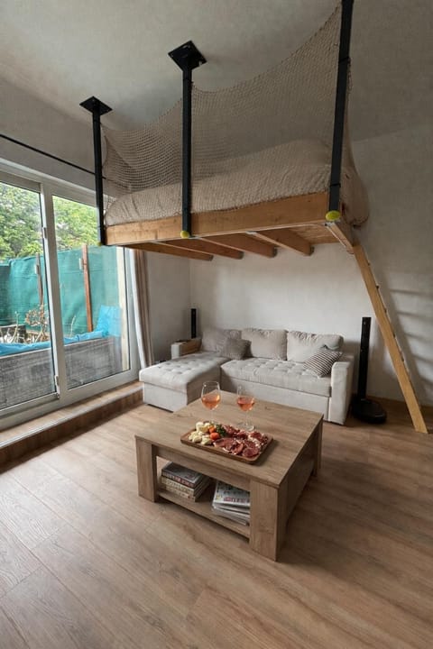 Bed, Living room