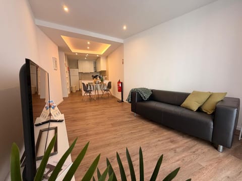 TV and multimedia, Kitchen or kitchenette, Living room, Seating area