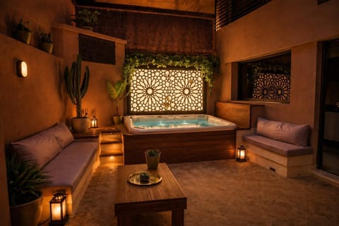 Hot Tub, Seating area
