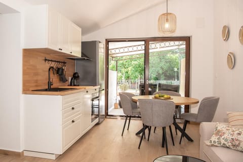 Kitchen or kitchenette, Dining area