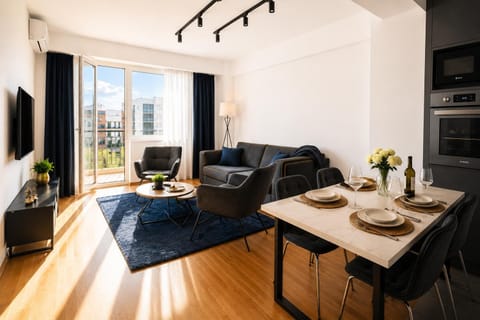 TV and multimedia, Living room, Seating area, Dining area