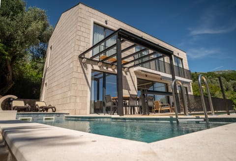 Property building, Patio, Day, Pool view, Swimming pool, sunbed