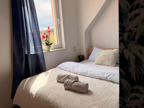 Bed, Bedroom, towels, towels