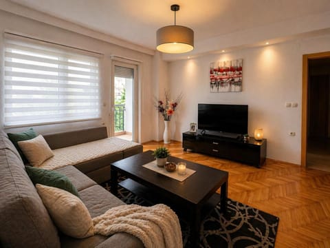 Communal lounge/ TV room, TV and multimedia, Living room, Seating area