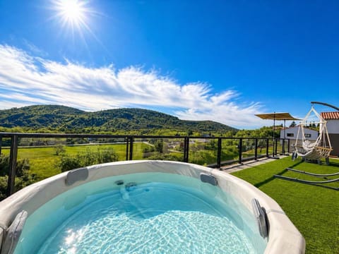 Natural landscape, Hot Tub, Garden view, Mountain view
