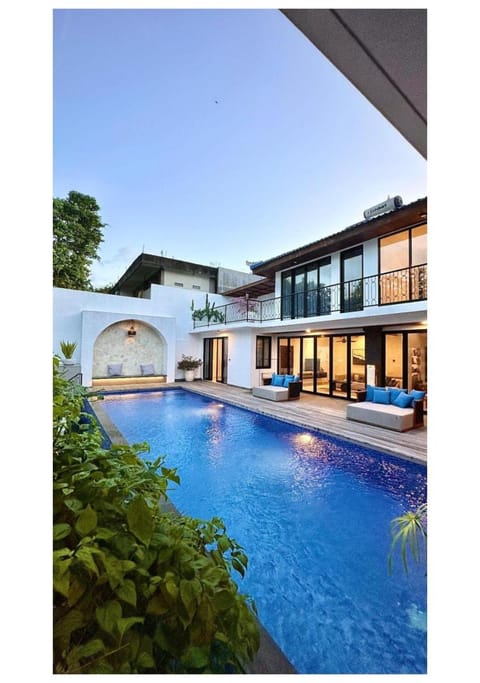 Property building, Communal lounge/ TV room, Garden, Swimming pool, sunbed, sunbed