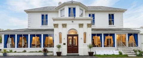 Property building, Facade/entrance, Day